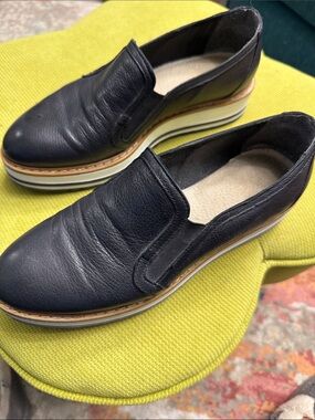 White Mountain Women’s Black Slip-On Leather Loafers with Tan Trim